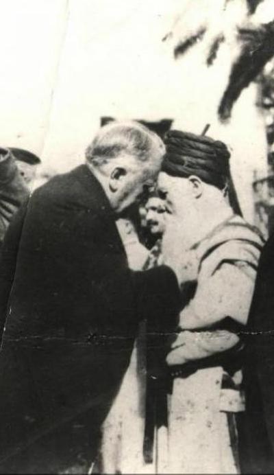 הרב גז מקבל עיטור כבוד מנשיא הרפובליקה 1929 הרב גז מקבל עיטור כבוד מנשיא הרפובליקה 1929